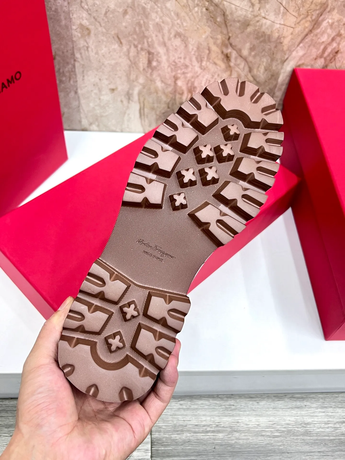 Original quality P580 Brand: Ferragamo Standard size: Men's size 38/44 (45.46 can be customized) Grade: Same style as the official website High-quality men's shoes Material: Customized first-layer calfskin with water-dyed cowhide lining Cowhide tiptoe Original non-slip and wear-resistant rubber outsole Style category: Men's formal business leather shoes are young and fashionable European and American trends British style Casual matching and comfortable feet Color: actual picture